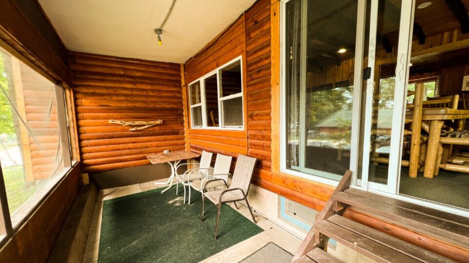Cabin Rental 10 Exterior Screened-in Deck and Chairs